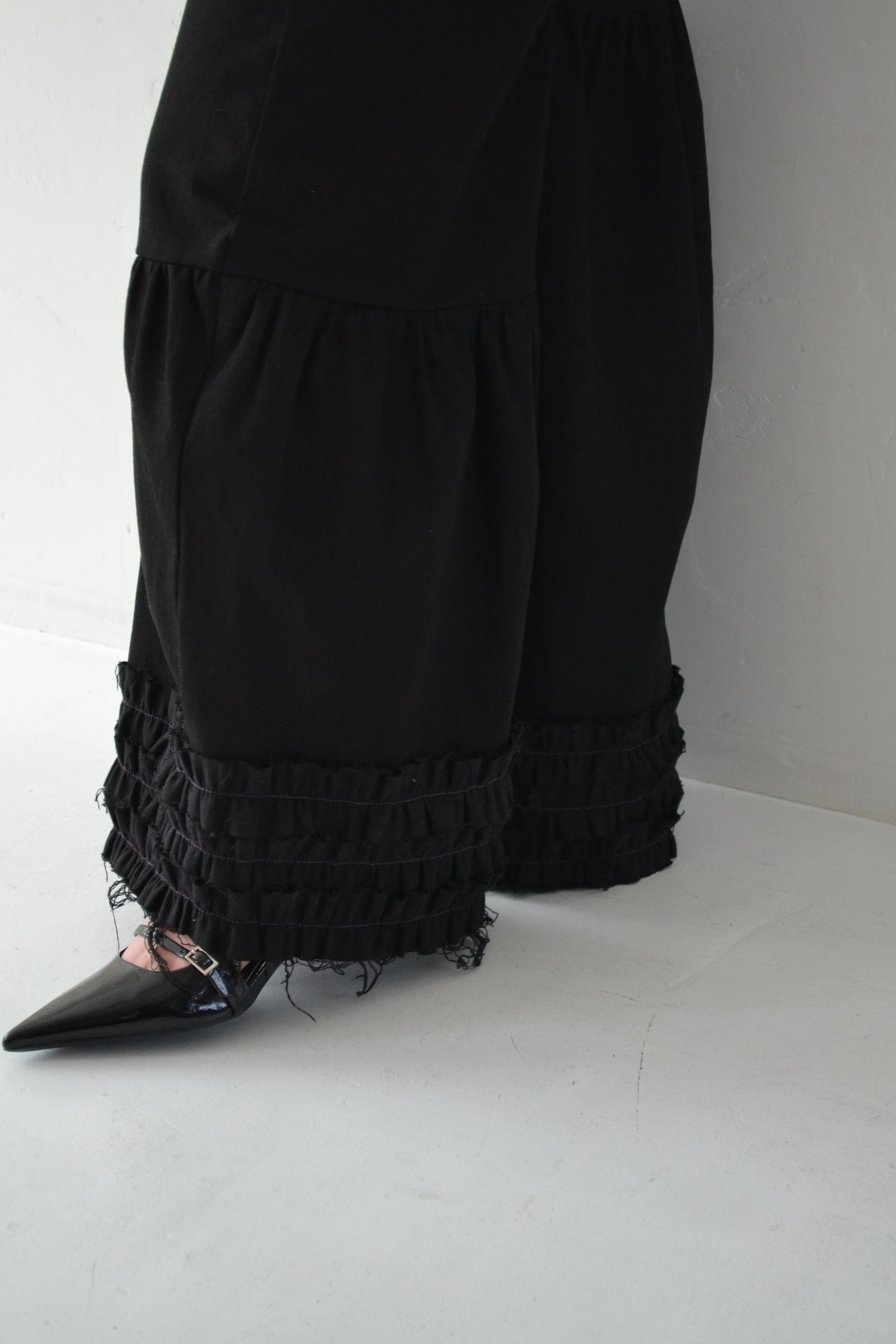 Hem frill wide flare denim (black)
