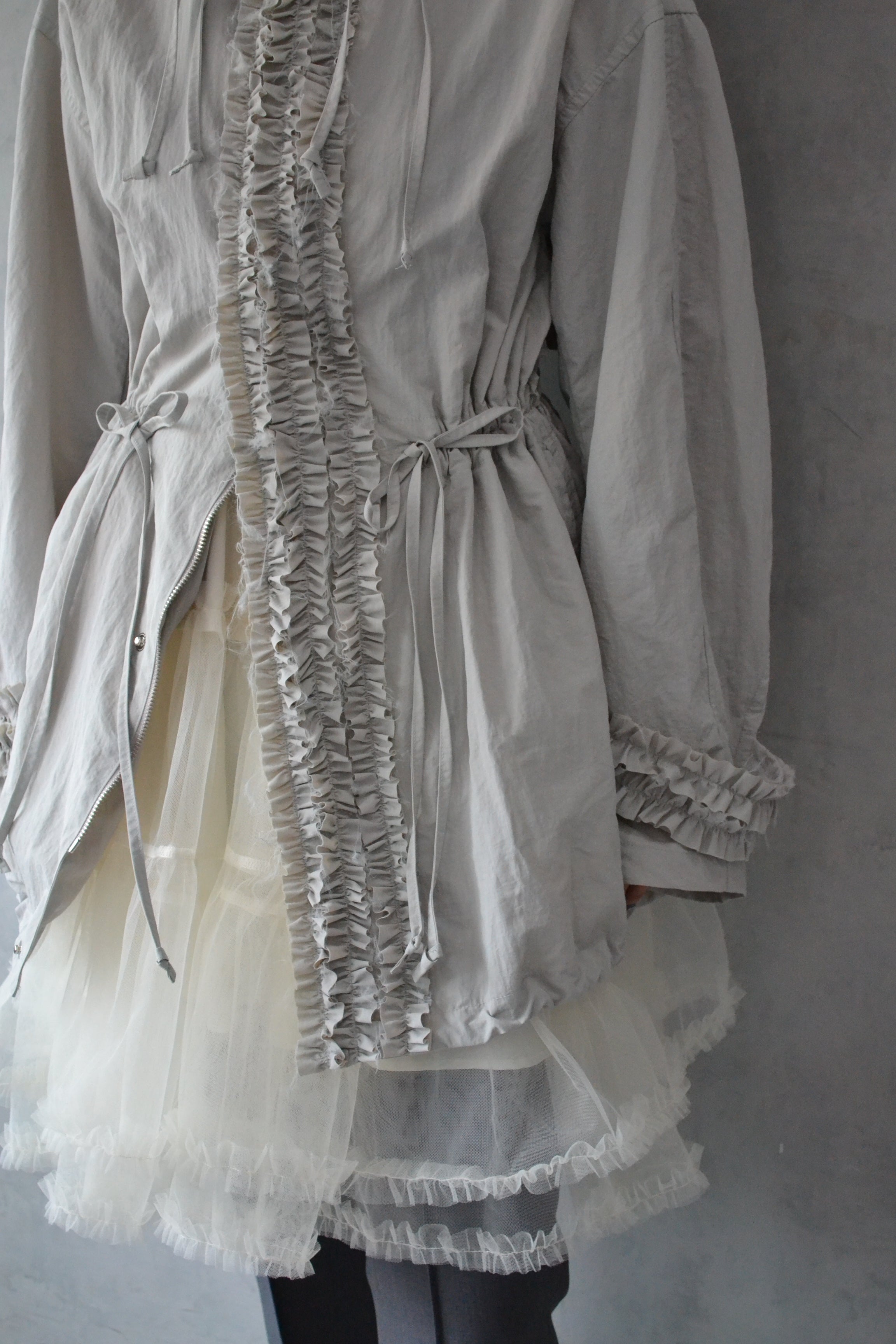 Frill nylon blouson (white gray)