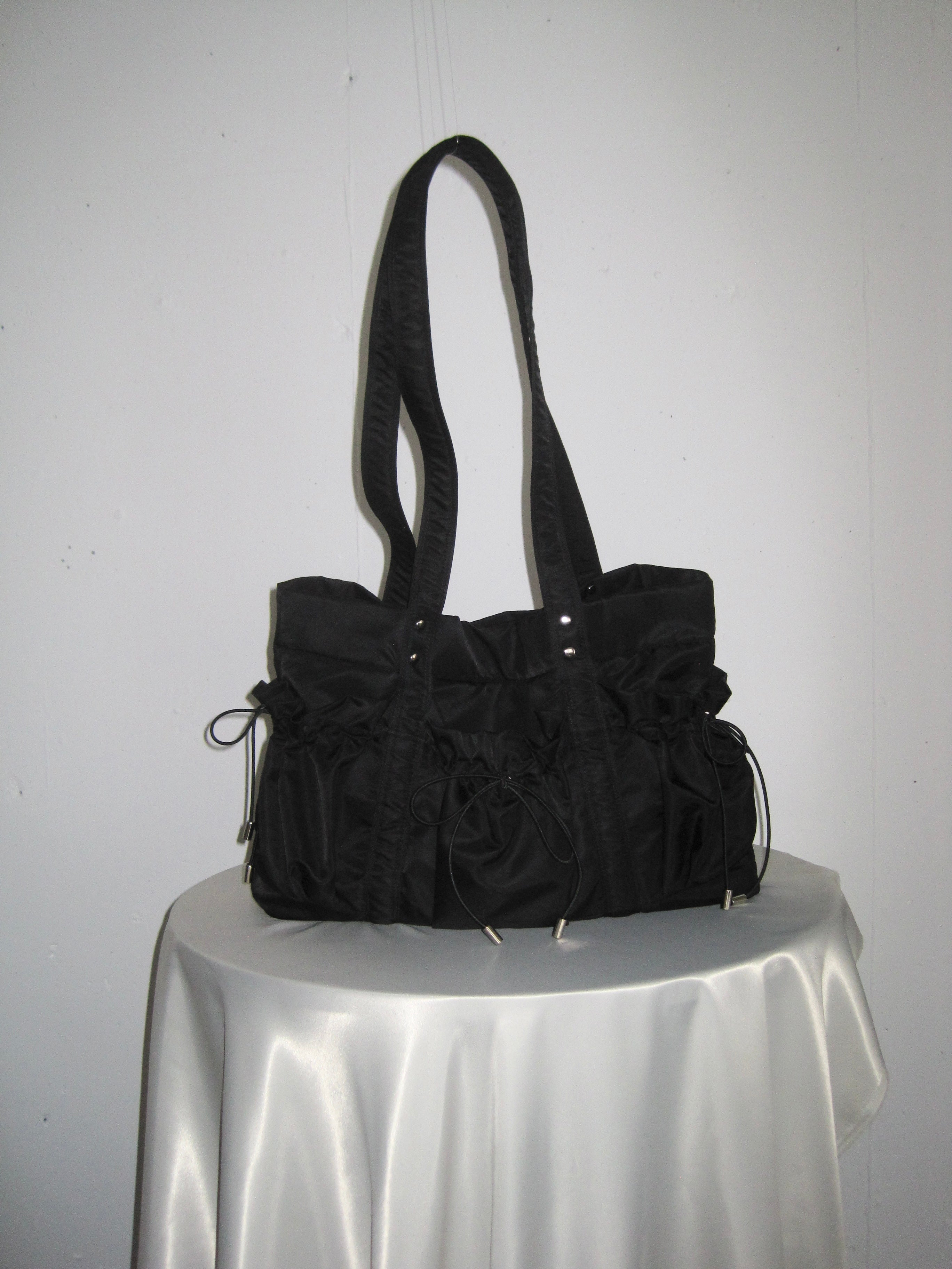 Drawstring pocket puffer bag (black)