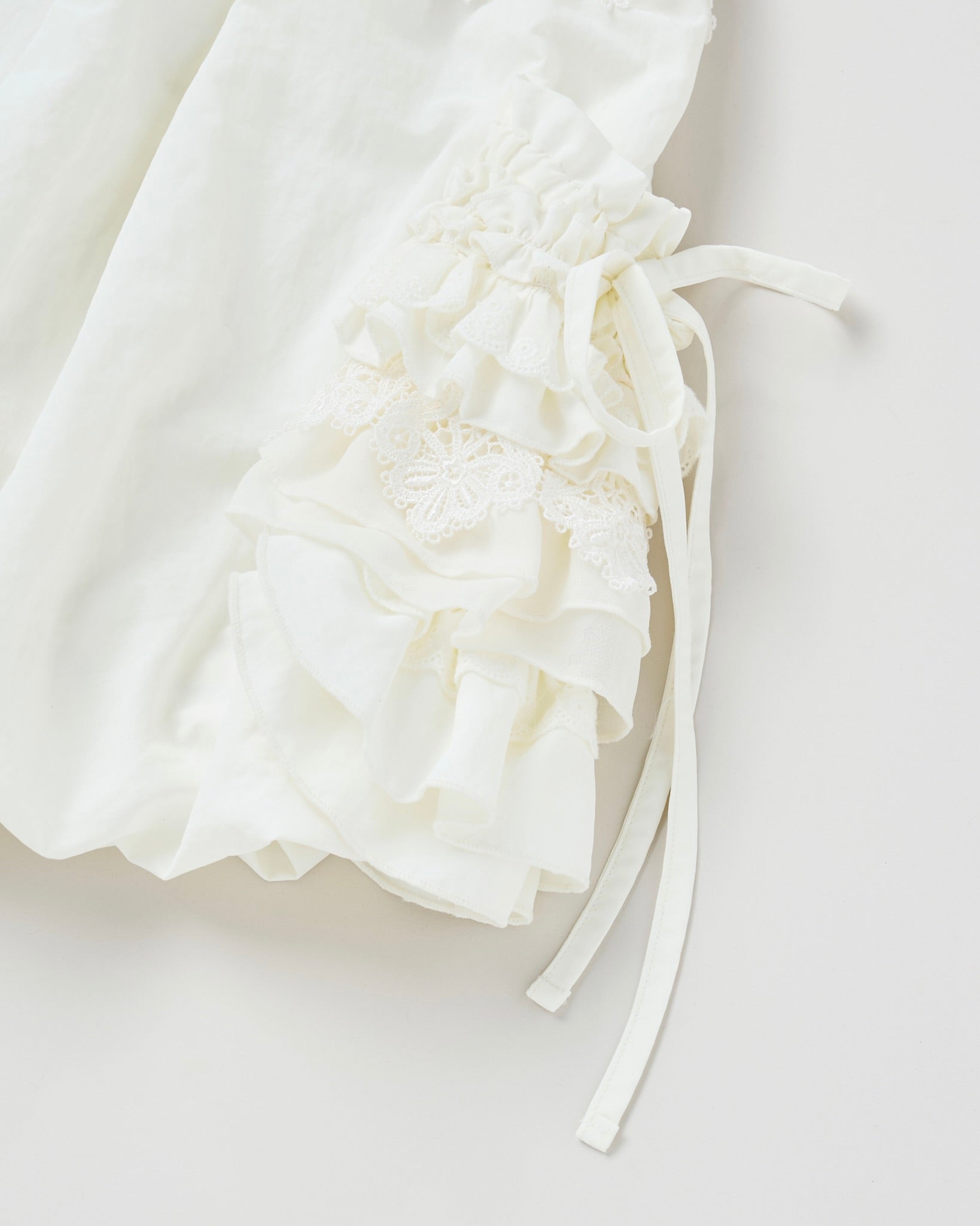 Frill pocket balloon short pants (offwhite)