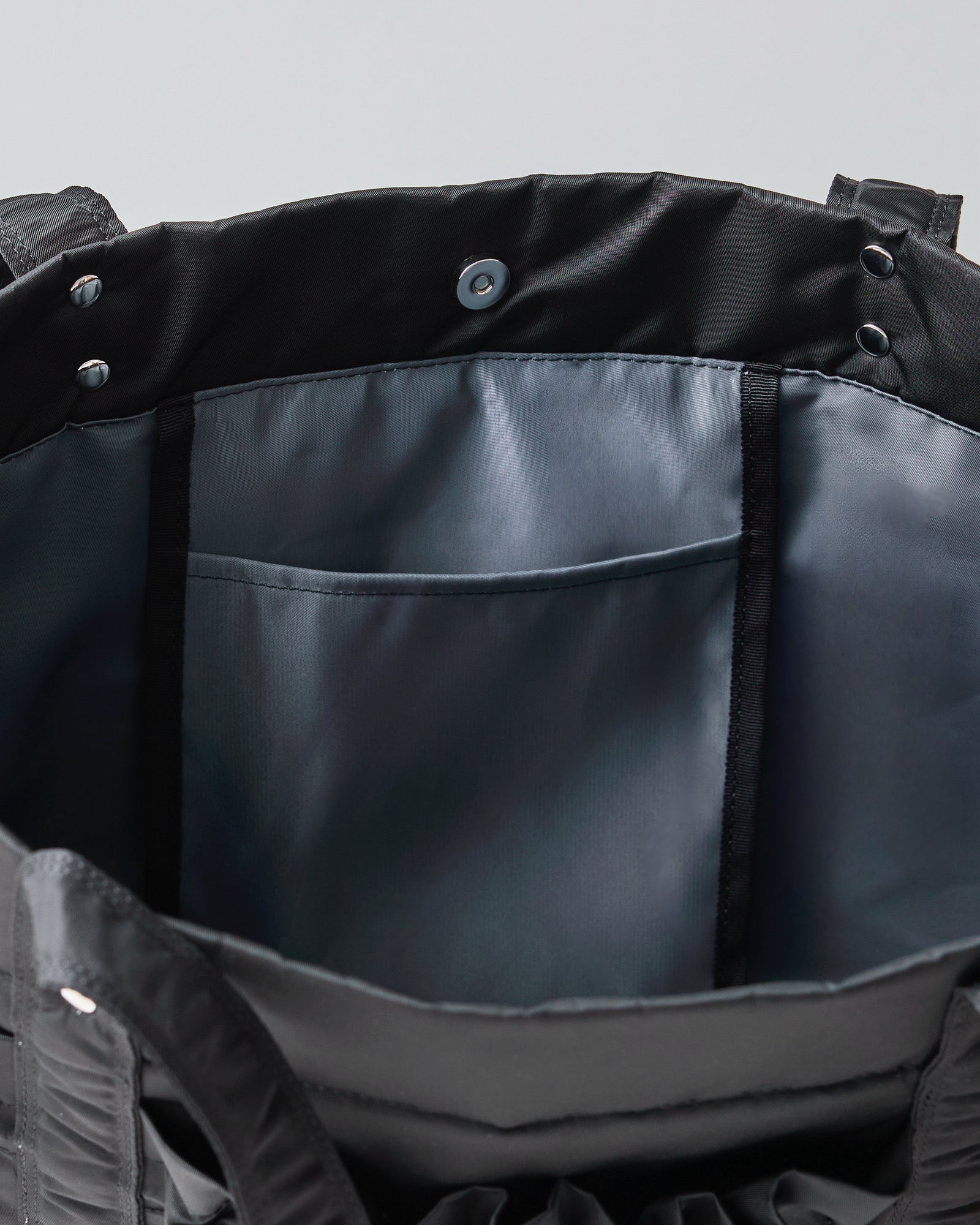 Drawstring pocket puffer bag (black)