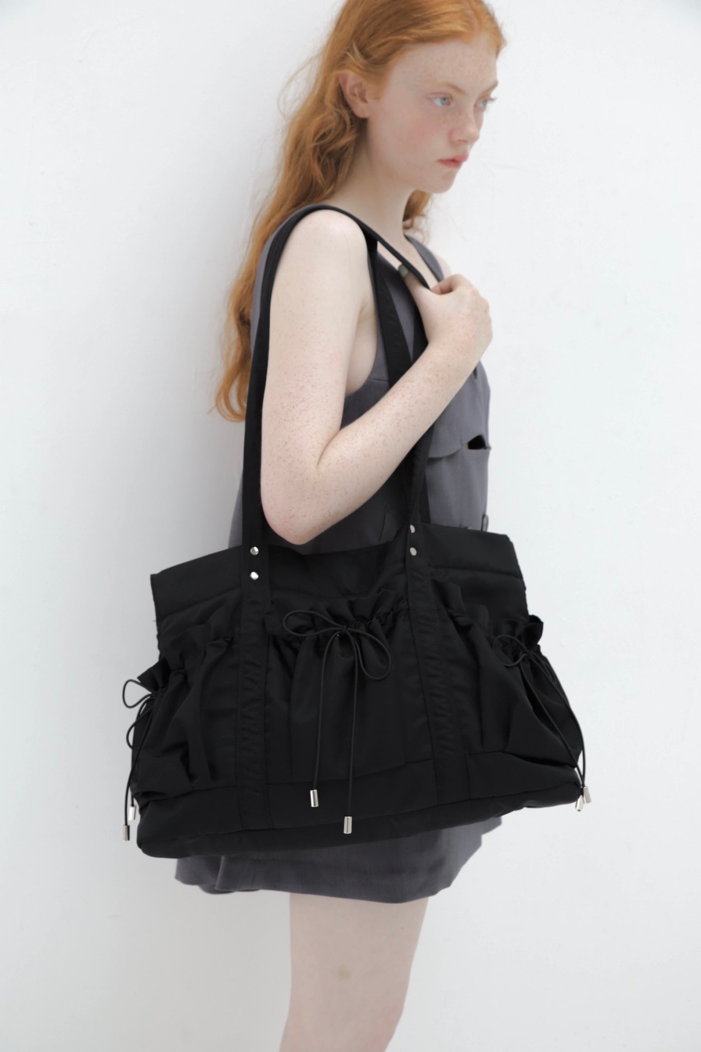 Drawstring pocket puffer bag (black)