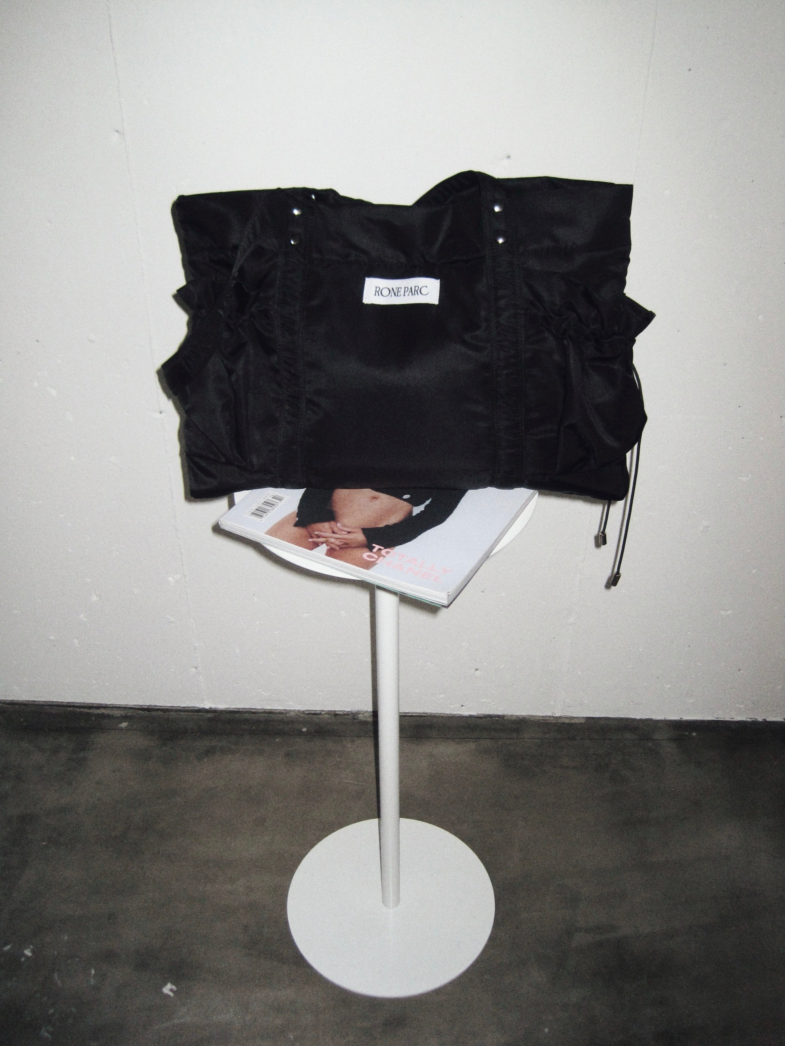 Drawstring pocket puffer bag (black)