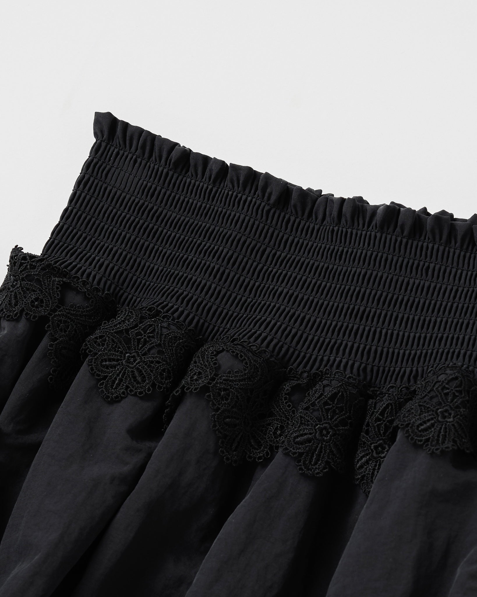 Frill pocket balloon short pants (black)