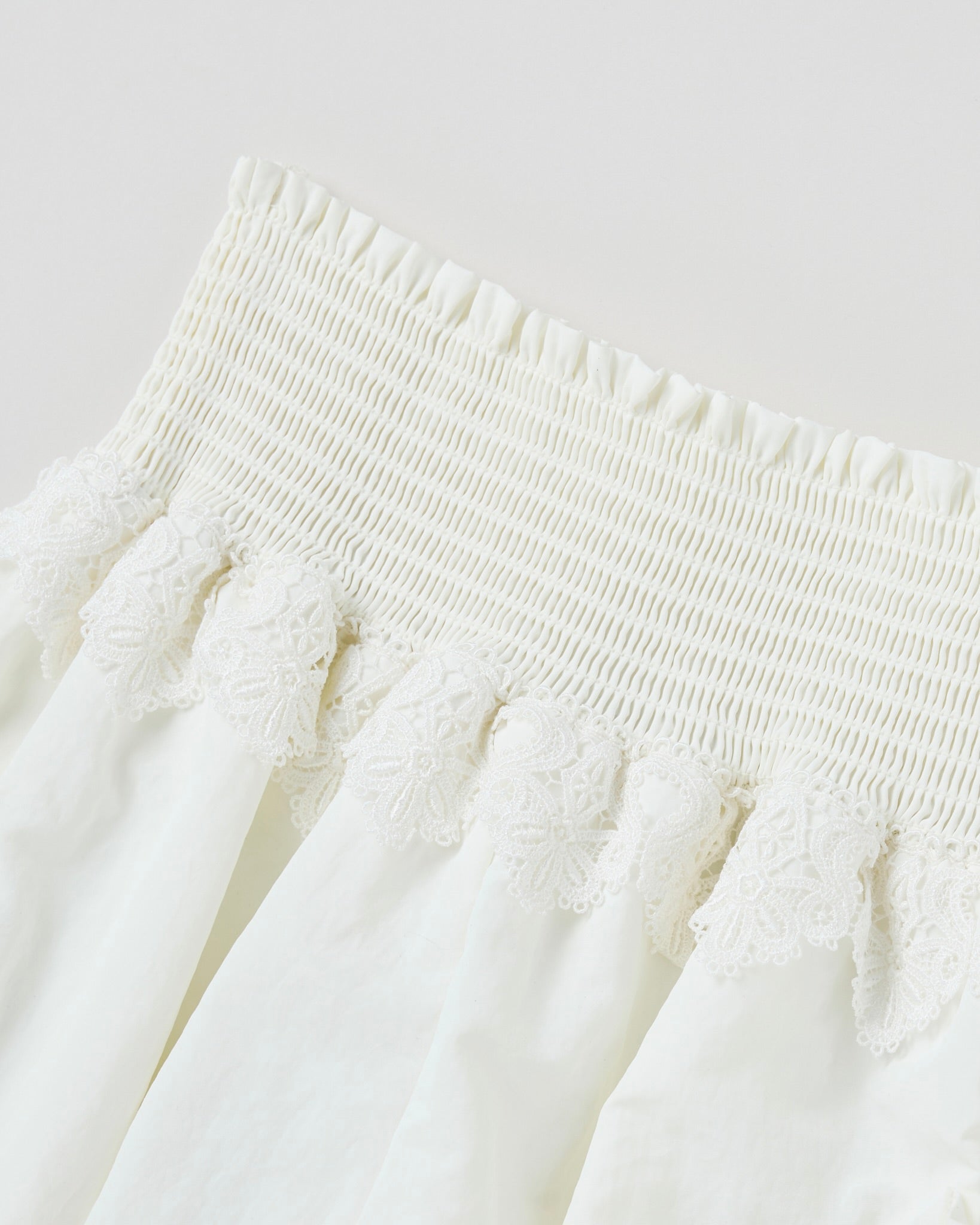 Frill pocket balloon short pants (offwhite)