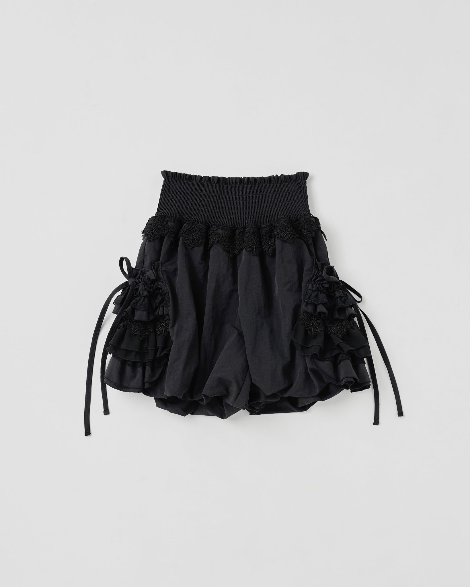 Frill pocket balloon short pants (black)