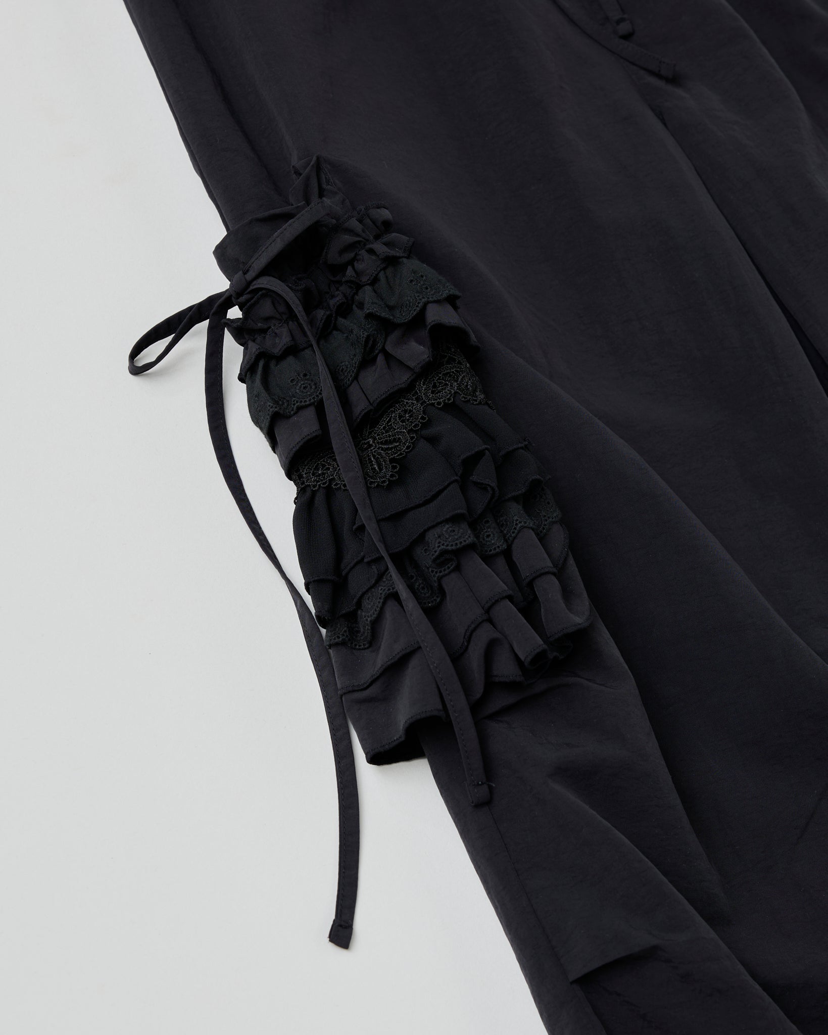 Frill pocket cargo pants (black)