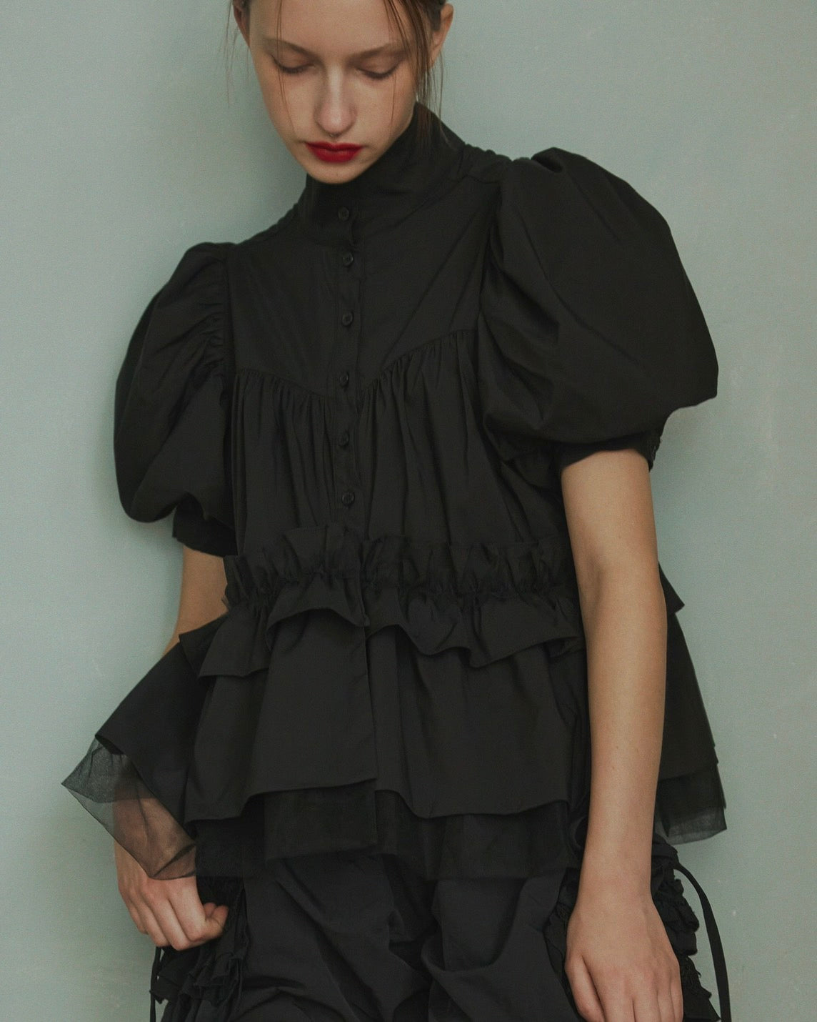 Puff sleeve hem frill blouse (black)